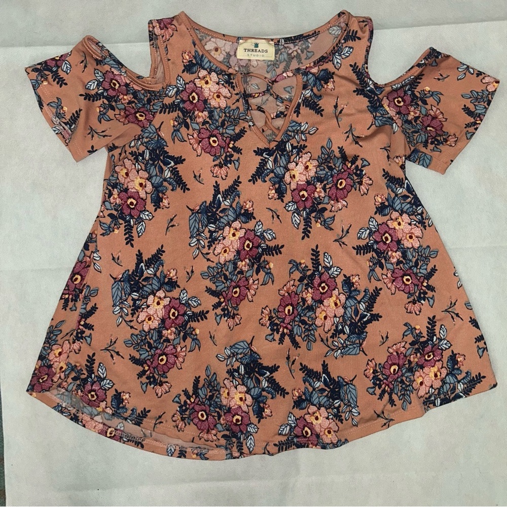 Threads Studio cold shoulder criss cross front jersey top size small